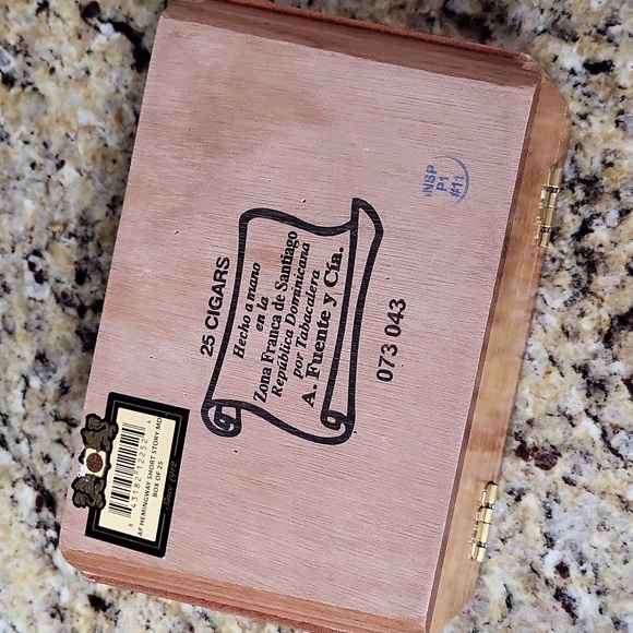 Arturo Fuente Short Story Wood Cigar Box - Picture 6 of 12